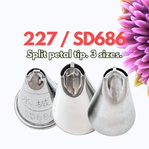 Może przedstawiać: Trzy końcówki do rur z dzielonymi płatkami ze stali nierdzewnej z napisem "227 / SD686 Split petal tip. 3 sizes." Końcówki mają kształt stożka z rozciętym otworem, przeznaczone do tworzenia płatków kwiatów. Fioletowy kwiat jest w tle.