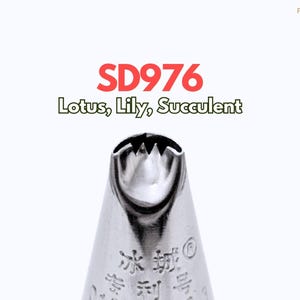 Könnte beinhalten: Eine Edelstahl-Spritztülle mit sternförmiger Öffnung, ideal für die Herstellung dekorativer Zuckergussdesigns. Der Text "SD976" in Rot und "Lotus, Lily, Succulent" in Grün sind darüber abgebildet.