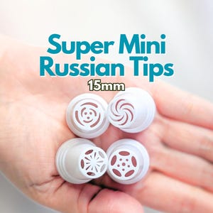 Könnte beinhalten: Vier weiße Super Mini Russian Tips, jede mit einem einzigartigen dekorativen Design, werden in einer Hand gehalten. Der Text "Super Mini Russian Tips" und "15mm" ist türkis dargestellt. Für die Tortendekoration.