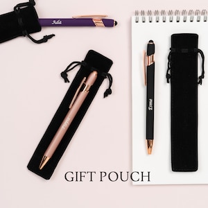 K&ouml;nnte beinhalten: Eine Auswahl an personalisierten Stiften in verschiedenen Farben, darunter Lila, Schwarz und Ros&eacute;gold. Jeder Stift tr&auml;gt eine Namensgravur und wird mit einem passenden schwarzen Samt-Geschenkbeutel pr&auml;sentiert. Der Text "GIFT POUCH" ist ebenfalls zu sehen.