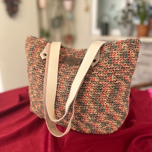 Handgehäkelte Tasche aus Bast mit einem cremefarbenen Band aus echtem Leder - Elegante handgemachte Tasche für den täglichen Gebrauch & besondere Anlässe