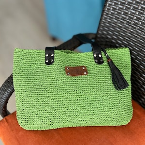 Handgehäkelte Tasche aus Raffia mit schwarzem Lederband & Perlenquaste – Elegante, handgemachte Tasche für den täglichen Gebrauch oder besondere Anlässe