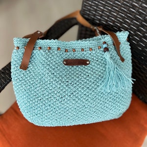 Handgehäkelte Tasche aus Raffia mit echtem Lederband & abnehmbarer Perlenquaste – Elegante, handgemachte Tasche für den Alltag oder besondere Anlässe