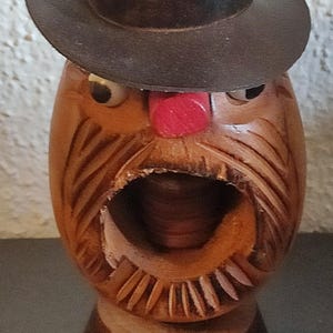 Vintage tränötknäppare, dekorativ nötknäppare från Schwarzwald, handskuren, 1970-talet