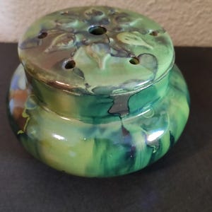 VINTAGE Mailolika Keramik Blumensteckigel Deckeldose Steckvase für einzelne Blumen Vase Einsteckvase