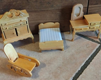 Ensemble Meubles Anciens Et Poupée - Taille 14cm - Bois Et Composite - Années 1900