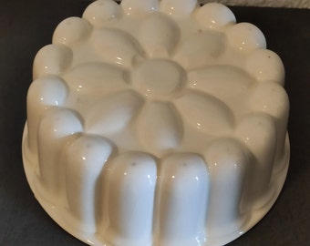 VINTAGE Flor de molde de pudín de cerámica blanca