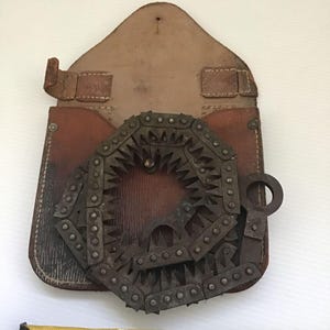 Sega da trincea pieghevole militare vintage della seconda guerra mondiale in custodia in pelle datata 1943
