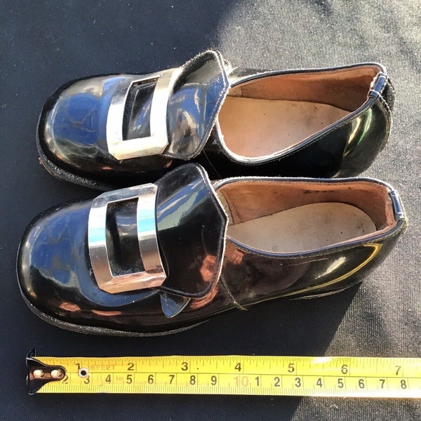 Chaussures vintage Black Patent Childs. ont été portés. F.C.2 Z332 est écrit à l’intérieur