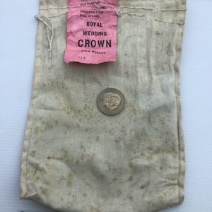 Vintage uncirculated Charles and Di 1981 Royal Wedding Crown Coin Early Issue