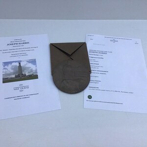 Placa de centavo de la muerte de la Primera Guerra Mundial en honor a Joseph Harris, usada en estuche de cartón original