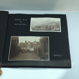 Album photo vintage des années 1920 avec des photographies et des cartes postales d'Édimbourg principalement