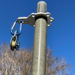 Metal Guy Ring 40mm for Military Mast
(NOT INCLUDED) On FiberGlass Pole with and carabiner clip and Pulley