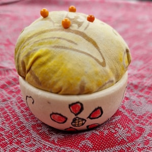 Alfiletero con base de madera, pequeño y bonito.