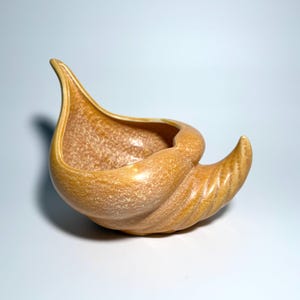 Vintage Butterscotch Orange Hull Shell Pottery Planter / #F479 Cachepot