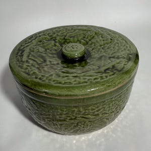 Round Olive Green Holly Pottery Casserole Dish / Farmhouse Kitchen / Rustic Kitchen / Pottery Collector Gift / Christmas Casserole Dish