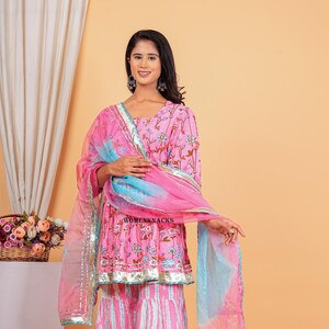 Pakistaanse kurta-setontwerper feestelijke kleding kurti met sharara en dupatta gota work bedrukte kurti voor vrouwen bruiloftskleding 3-delige kurtiset