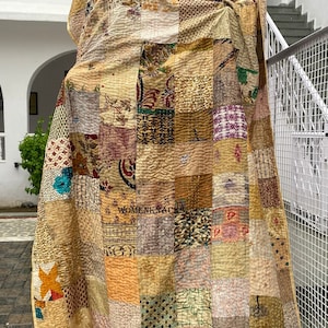 Trapunta Kantha patchwork in seta vintage – Coperta boho fatta a mano Beige