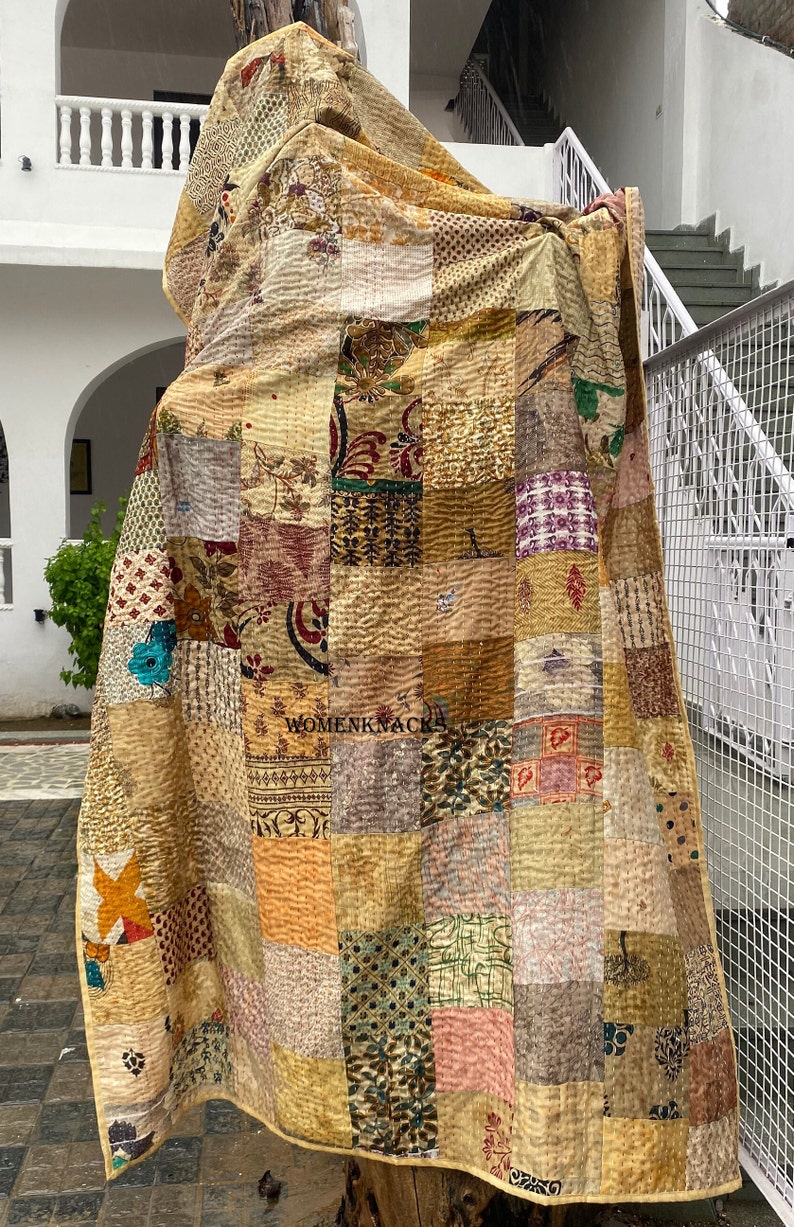 Trapunta Kantha patchwork in seta vintage – Coperta boho fatta a mano Beige