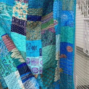 Sidenlapptäcke Kantha sängöverkast dekorativt täcke heminredning som present indiskt Kantha-täcke