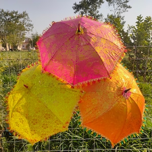 Großhandelsmenge Traditioneller Seide Gold Gedruckt Regenschirm Indisches Ereignis Dekor Ethnische Hochzeit Dekoration Sonnenschutz Strand Regenschirm