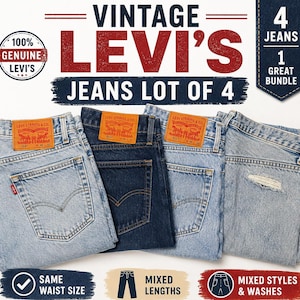 Puede incluir: Un lote de cuatro pantalones vaqueros Levi's en varios tonos de azul, incluyendo denim claro y oscuro. Los vaqueros cuentan con parches de cuero marrón en la cintura trasera, etiquetas rojas en los bolsillos y uno tiene un detalle de rotura.