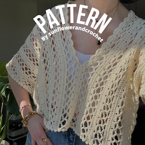 Puede incluir: Top de crochet color crema con cuello en V y mangas cortas. El top presenta un diseño calado y la palabra "PATTERN" en texto blanco. También es visible el texto "By sunflowerandcrochet".