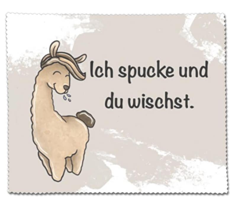 Op de afbeelding: Een cartoon lama met een bruin lichaam en een wit gezicht spuugt. De tekst "Ich spucke und du wischt." staat in het zwart op een lichtbruine achtergrond.