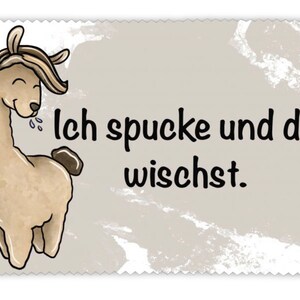 Op de afbeelding: Een cartoon lama met een bruin en witte vacht spuugt. De tekst "Ich spucke und du wischt." staat in het zwart op een lichtgrijze achtergrond.