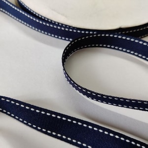 3 meter dubbelzijdig grosgrain lint in de rug, 16 mm (5/8") breed, blauw met wit stiksel