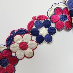 2 metres Embroidered lace trim Large Daisies, 2.5" (6.3 cm) wide, vintage-style 3D flowers design