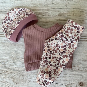 Puppenkleidung 36 cm Puppenpulli Hose Mütze Blumen Mauve Puppenoutfit Babypuppe Baby re born Mädchenpuppe Puppenkleidung Paradies image 1