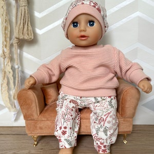 Puppenkleidung 30 34 cm Set Sweatshirt Puppenpullover Hose Mütze Mädchenpuppe Puppenoutfit Babypuppe Baby re vorn Beige Blumen Puppenhose Bild 4