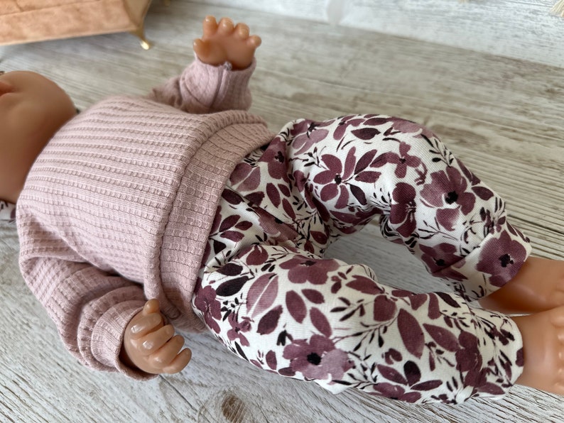 Puppenkleidung 43 cm Set Oberteil Hose Mütze Hellrosa Pulli Blumen Herbst Winter Puppenoutfit Babypuppe Baby re born Puppenkleidung Paradies Bild 4