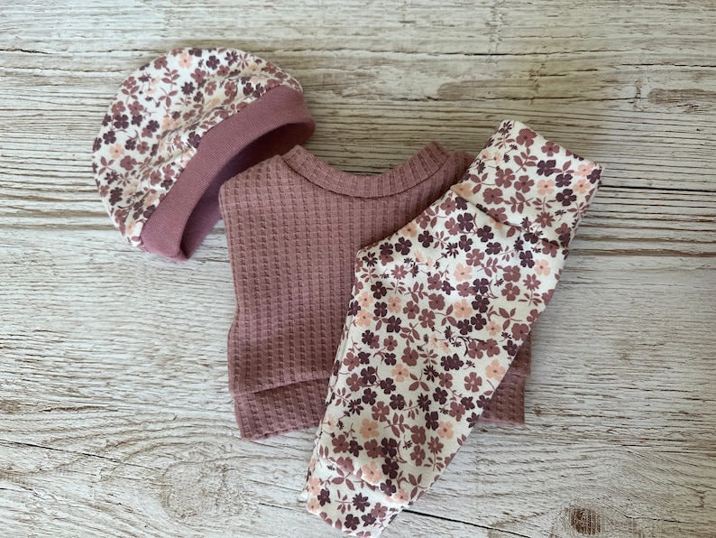 Puppenkleidung 36 cm Puppenpulli Hose Mütze Blumen Mauve Puppenoutfit Babypuppe Baby re born Mädchenpuppe Puppenkleidung Paradies image 1