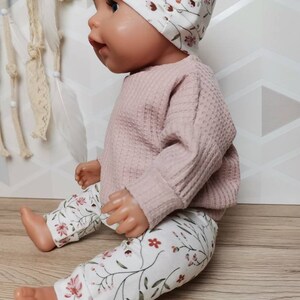 Puppenkleidung 43 cm Set Oberteil Hose Mütze Hellrosa Blumen Äste Herbst Winter Puppenoutfit Babypuppe Baby re born Puppenkleidung Paradies Bild 5