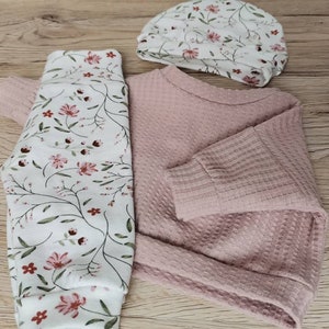 Puppenkleidung 43 cm Set Oberteil Hose Mütze Hellrosa Blumen Äste Herbst Winter Puppenoutfit Babypuppe Baby re born Puppenkleidung Paradies Bild 9