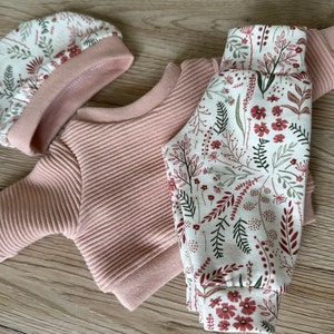 Puppenkleidung 30 34 cm Set Sweatshirt Puppenpullover Hose Mütze Mädchenpuppe Puppenoutfit Babypuppe Baby re vorn Beige Blumen Puppenhose Bild 1