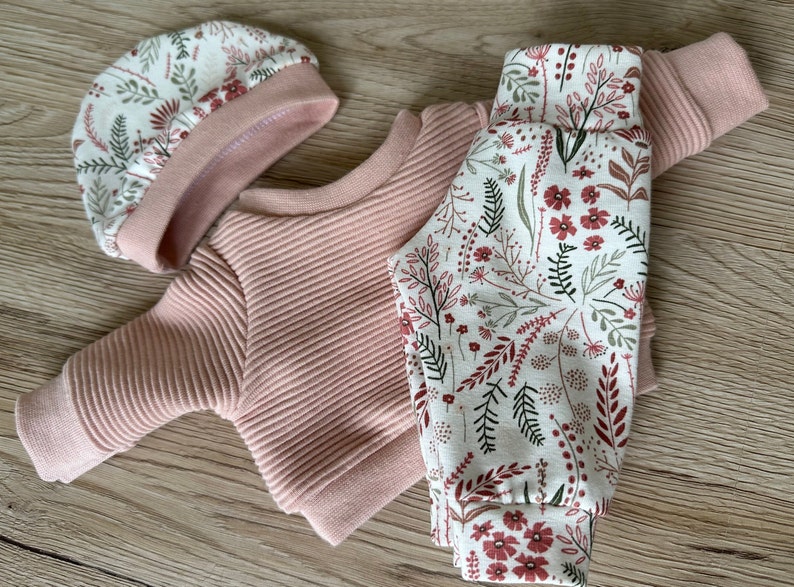 Puppenkleidung 30 34 cm Set Sweatshirt Puppenpullover Hose Mütze Mädchenpuppe Puppenoutfit Babypuppe Baby re vorn Beige Blumen Puppenhose Bild 1