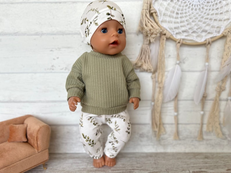 Puppenkleidung 43 cm 3-tlg Set: Pulli, Puppenhose, Mütze Bild 3