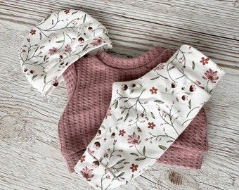 Handgemachtes Puppenkleidung Set (30-34 cm): Waffelstrick Pulli, Puppenhose mit Blumenmuster und Mütze