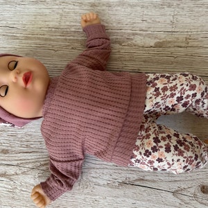 Puppenkleidung 36 cm Puppenpulli Hose Mütze Blumen Mauve Puppenoutfit Babypuppe Baby re born Mädchenpuppe Puppenkleidung Paradies Bild 6