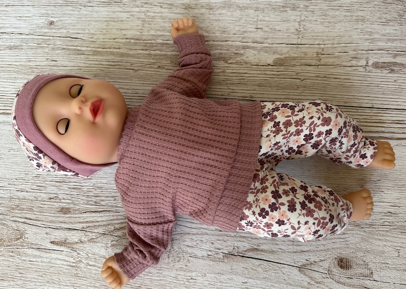 Puppenkleidung 36 cm Puppenpulli Hose Mütze Blumen Mauve Puppenoutfit Babypuppe Baby re born Mädchenpuppe Puppenkleidung Paradies Bild 6