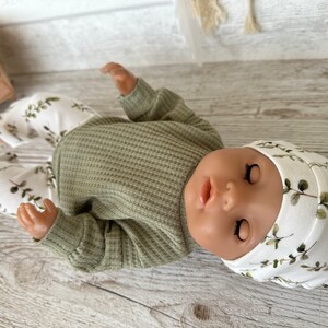 Puppenkleidung 43 cm 3-tlg Set: Pulli, Puppenhose, Mütze Bild 5