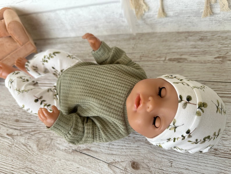 Puppenkleidung 43 cm 3-tlg Set: Pulli, Puppenhose, Mütze Bild 5