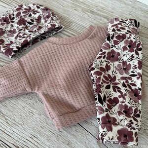 Puppenkleidung 43 cm Set Oberteil Hose Mütze Hellrosa Pulli Blumen Herbst Winter Puppenoutfit Babypuppe Baby re born Puppenkleidung Paradies Bild 5