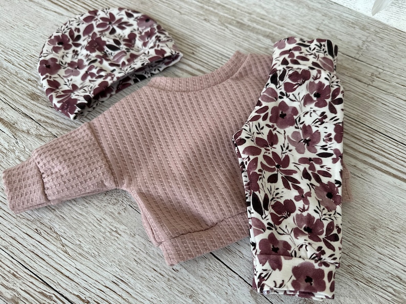 Puppenkleidung 43 cm Set Oberteil Hose Mütze Hellrosa Pulli Blumen Herbst Winter Puppenoutfit Babypuppe Baby re born Puppenkleidung Paradies Bild 5