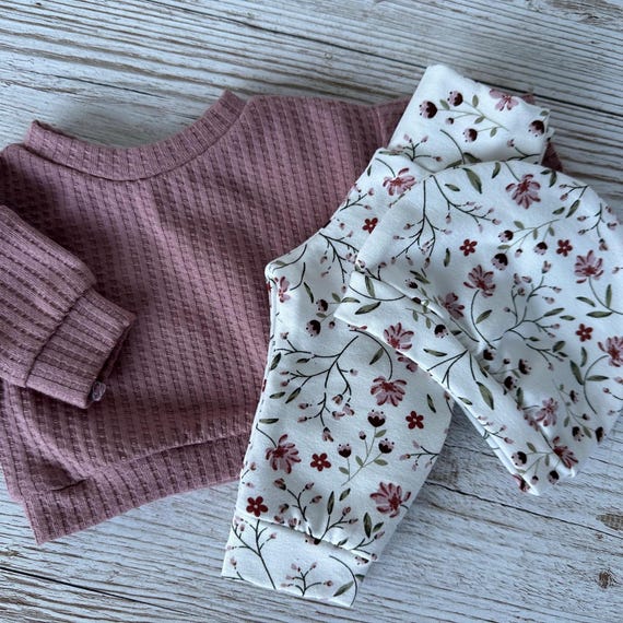 Puppenkleidung 43 cm Set: Mauve Pulli, Puppenhose Mütze