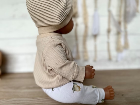 Puppenkleidung 43 cm Set: Langarmshirt, Puppenhose, Mütze
