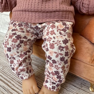 Puppenkleidung 36 cm Puppenpulli Hose Mütze Blumen Mauve Puppenoutfit Babypuppe Baby re born Mädchenpuppe Puppenkleidung Paradies Bild 4